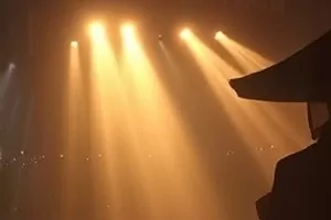 《团队共读的九十天》封面，六个圆点围成圆桌状排布
